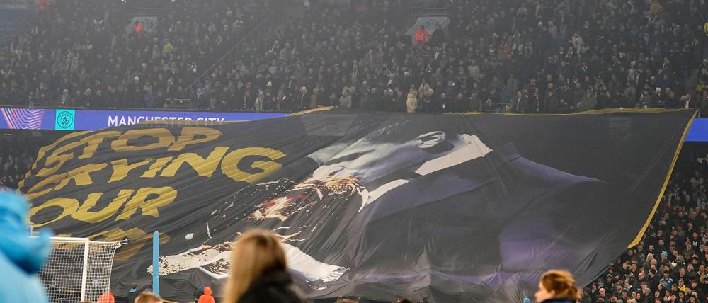 Hämisches Banner: City-Fans verspotten Reals Vinícius Júnior vor dem Spiel.