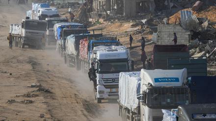 Lastwagen mit Hilfsgütern fahren von Ägypten in den Gazastreifen.