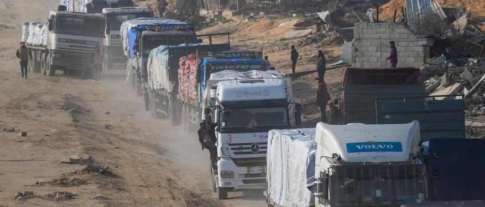 Lastwagen mit Hilfsgütern fahren von Ägypten in den Gazastreifen.