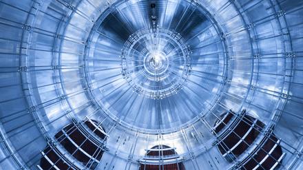 Ein Detektor des KATRIN-Experiments am Karlsruhe Institute for Technology (KIT), das die Neutrinomasse modellunabhängig durch hochpräzise Messungen der Kinematik von Elektronen bestimmen konnte.