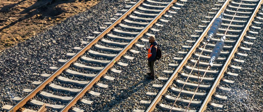 Die Instandsetzung der Infrastruktur wird Milliarden kosten: Die Monopolkommission schlägt vor, zur Finanzierung auch Aktienanteile des Bundes an Post und Telekom zu veräußern.
