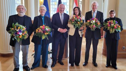 Blume und Verdienstorden für einzigartiges Engagement: Ulrich Funk, Elke Schilling, der Regierende Bürgermeister Kai Wegner, Sharon Adler, Axel Smend, Renate Werwigk-Schneider. 