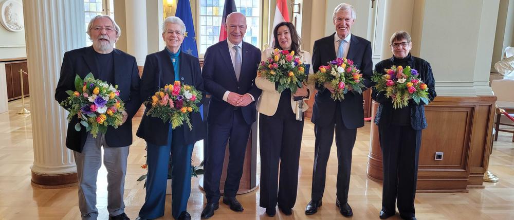 Blume und Verdienstorden für einzigartiges Engagement: Ulrich Funk, Elke Schilling, der Regierende Bürgermeister Kai Wegner, Sharon Adler, Axel Smend, Renate Werwigk-Schneider.