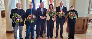 Blume und Verdienstorden für einzigartiges Engagement: Ulrich Funk, Elke Schilling, der Regierende Bürgermeister Kai Wegner, Sharon Adler, Axel Smend, Renate Werwigk-Schneider. 