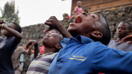 Ehemalige Kindersoldaten im Kongo. Tanzen gegen die Angst. Ehemalige Kindersoldaten tun sich schwer, einen Rückweg in die Gesellschaft zu finden. Tanzen und Trommeln sind ein Anfang. Foto: Rey Byhre
