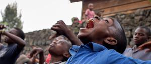 Ehemalige Kindersoldaten im Kongo. Tanzen gegen die Angst. Ehemalige Kindersoldaten tun sich schwer, einen Rückweg in die Gesellschaft zu finden. Tanzen und Trommeln sind ein Anfang. Foto: Rey Byhre