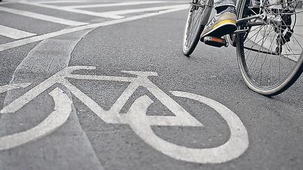 Ein Fahrradfahrer fährt am 09.09.2015 in Berlin über den Radweg am Moritzplatz. Foto: Britta Pedersen/dpa (zu dpa «Grüne Welle für Radfahrer - Initiative präsentiert Gesetzentwurf» vom 22.02.2016) +++(c) dpa - Bildfunk+++
