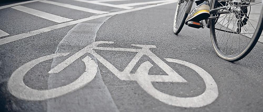 Ein Fahrradfahrer fährt am 09.09.2015 in Berlin über den Radweg am Moritzplatz. Foto: Britta Pedersen/dpa (zu dpa «Grüne Welle für Radfahrer - Initiative präsentiert Gesetzentwurf» vom 22.02.2016) +++(c) dpa - Bildfunk+++