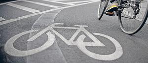 Ein Fahrradfahrer fährt am 09.09.2015 in Berlin über den Radweg am Moritzplatz. Foto: Britta Pedersen/dpa (zu dpa «Grüne Welle für Radfahrer - Initiative präsentiert Gesetzentwurf» vom 22.02.2016) +++(c) dpa - Bildfunk+++