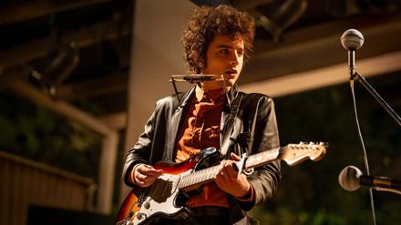 
Dylan wird elektrisch: Tomothée Chalamet in „Like a Complete Unknown“ 
