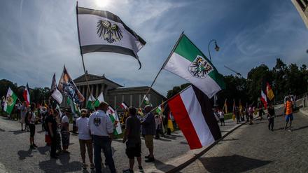 Vorwärts in die Vergangenheit. Reichsbürger demonstrieren 2024 auf dem Königsplatz in München. 