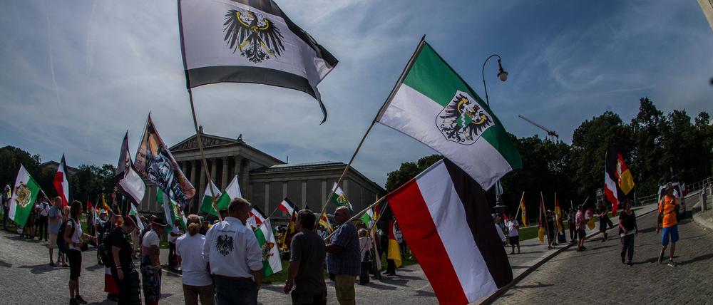 Vorwärts in die Vergangenheit. Reichsbürger demonstrieren 2024 auf dem Königsplatz in München.