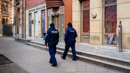 Polizeistreife vor einer Synagoge in Berlin (Archivbild)