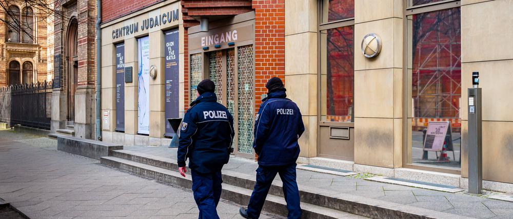 Polizeistreife vor der Synagoge in Berlin 