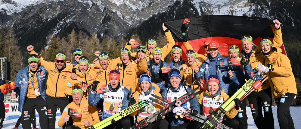Die deutsche Mannschaft feiert den gelungenen WM-Auftakt.