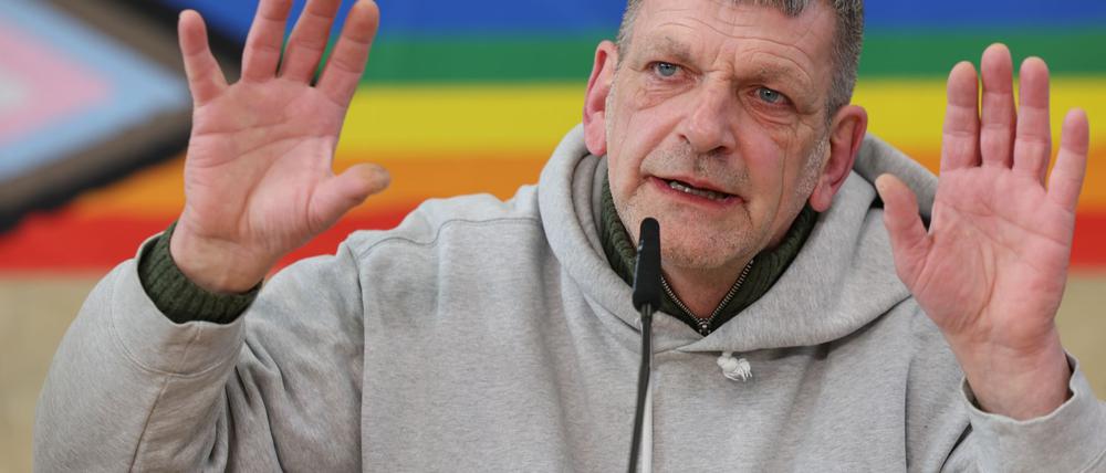 Für die rechtsextreme Szene seien „Döp dö dö döp“-Shirts eine große Einnahmequelle, sagte Jörn Menge vom Verein „Laut gegen Nazis“.