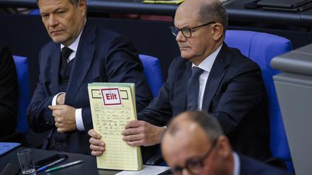 Robert Habeck Bündnis 90/Die Grünen, Bundesminister für Wirtschaft und Klimaschutz und Vizekanzler, Olaf Scholz SPD, Bundeskanzler, und Friedrich Merz, designierter CDU-Vorsitzender, aufgenommen im Bundestag.