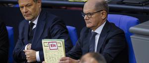 Robert Habeck Bündnis 90/Die Grünen, Bundesminister für Wirtschaft und Klimaschutz und Vizekanzler, Olaf Scholz SPD, Bundeskanzler, und Friedrich Merz, designierter CDU-Vorsitzender, aufgenommen im Bundestag.
