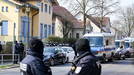Ein Mitglied eines bekannten Clans soll in der Silvesternacht 2023/ 2024 eine Polizistin durch Faustschläge verletzt haben. Nun verhandelt ein Amtsgericht. (Archivbild)