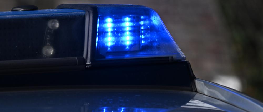 Ein Blaulicht auf einem Polizeifahrzeug.