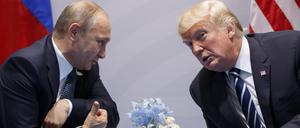 Wladimir Putin (l), Präsident von Russland, und Donald Trump, damals Präsident der USA, unterhalten sich auf dem G20-Gipfel.