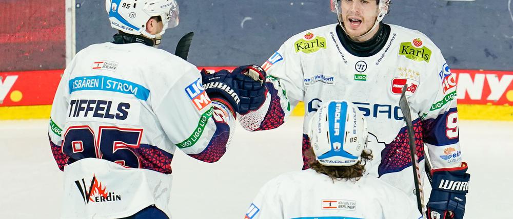 Frederik Tiffels und Ty Ronning trafen beim Kantersieg der Eisbären doppelt.