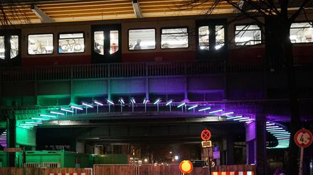 Die bei einem Unfall beschädigte Lichtkunst an der Bahnbrücke in der Bleibtreustraße in Berlin-Charlottenburg wird nicht komplett repariert.