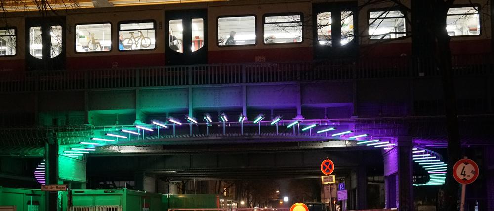 Die bei einem Unfall beschädigte Lichtkunst an der Bahnbrücke in der Bleibtreustraße in Berlin-Charlottenburg wird nicht komplett repariert.