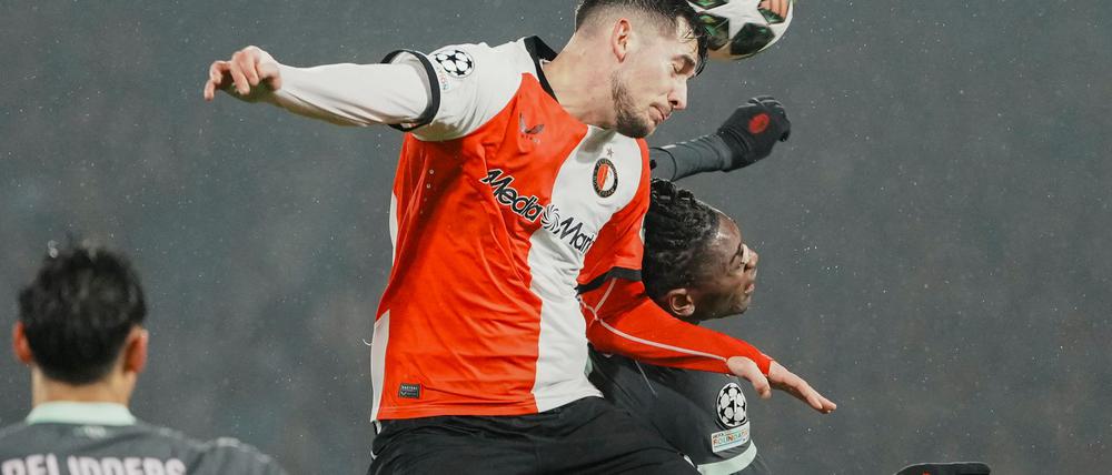 Feyenoord Rotterdam um Jakub Moder (l) setzte sich im Playoff-Hinspiel gegen AC Mailand durch