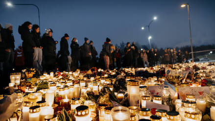 Ein Meer aus Blumen und Kerzen: Schweden sucht mehr als eine Woche nach dem Anschlag in einer Schule in Örebro noch immer nach Antworten - und diskutiert ein rassistisches Motiv hinter der Tat.