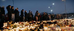 Ein Meer aus Blumen und Kerzen: Schweden sucht mehr als eine Woche nach dem Anschlag in einer Schule in Örebro noch immer nach Antworten - und diskutiert ein rassistisches Motiv hinter der Tat.