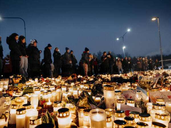 ÖREBRO 20250207 Ett hav av ljus som sörjande lämnat pa minnesplatsen utanför skolan för att hedra offren i skolsjutningen pa Risbergska skolan i Örebro, ÖREBRO Sverige x11380x *** OREBRO 20250207 A sea of candles left by mourners at the memorial site outside the school to honor the victims of the Risbergska school shooting in Örebro, OREBRO Sweden x11380x PUBLICATIONxNOTxINxDENxNORxSWExFIN Copyright: xPavelxKoubek/TTx SKOLSKJUTNING ÖREBRO F5p-yD2_Yf4