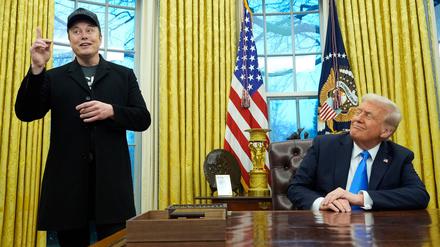 Das Programm, mit dem Trump (r) und Musk (l) Zehntausende Staatsdiener loswerden wollen, hat eine wichtige juristische Hürde genommen. 