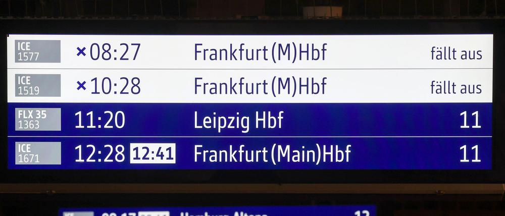 Immer mehr Züge der Bahn fallen aus. Oft liegt das an Streiks oder dem Wetter, oft aber auch an der Bahn selbst. (Archivbild)