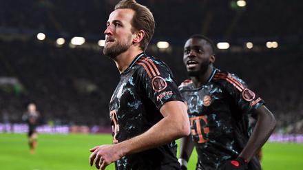 Dayot Upamecano (r) jubelt mit Torschütze Harry Kane.