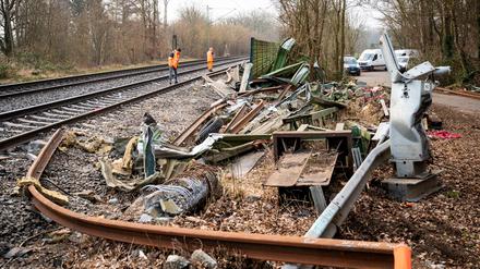 dpatopbilder - 12.02.2025, Hamburg: Zwei Männer untersuchen nach einem Zugunglück die Unfallstelle. Bei einem Zusammenstoß eines ICE mit einem Lastwagen ist gestern ein Mensch ums Leben gekommen und mehrere wurden verletzt. Foto: Daniel Bockwoldt/dpa +++ dpa-Bildfunk +++