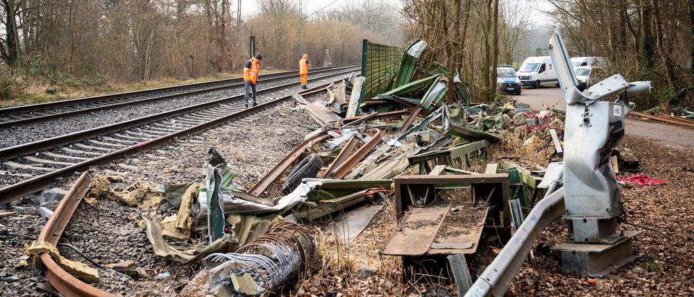 dpatopbilder - 12.02.2025, Hamburg: Zwei Männer untersuchen nach einem Zugunglück die Unfallstelle. Bei einem Zusammenstoß eines ICE mit einem Lastwagen ist gestern ein Mensch ums Leben gekommen und mehrere wurden verletzt. Foto: Daniel Bockwoldt/dpa +++ dpa-Bildfunk +++
