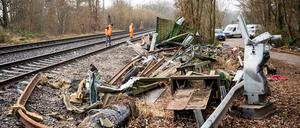dpatopbilder - 12.02.2025, Hamburg: Zwei Männer untersuchen nach einem Zugunglück die Unfallstelle. Bei einem Zusammenstoß eines ICE mit einem Lastwagen ist gestern ein Mensch ums Leben gekommen und mehrere wurden verletzt. Foto: Daniel Bockwoldt/dpa +++ dpa-Bildfunk +++