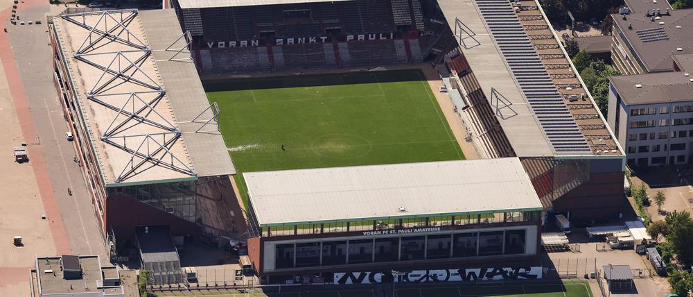 Im Millernstadion wird vor Spielbeginn das Lied „Das Herz von St. Pauli“ gespielt.