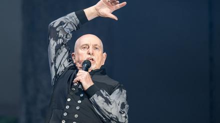 Seine Bühnenshows sind Spektakel für die Sinne: Peter Gabriel bei einem Auftritt in Berlin. (Archivbild)
