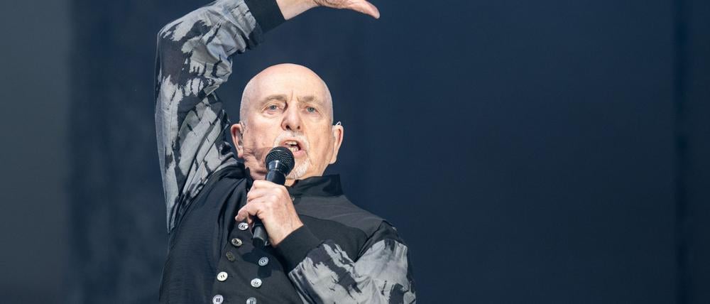 Seine Bühnenshows sind Spektakel für die Sinne: Peter Gabriel bei einem Auftritt in Berlin. (Archivbild)
