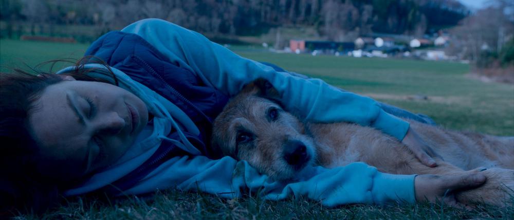 Laetitia Dosch als Avril Lucciani und Hund Cosmos in einer Szene des Films "Hundschuldig".