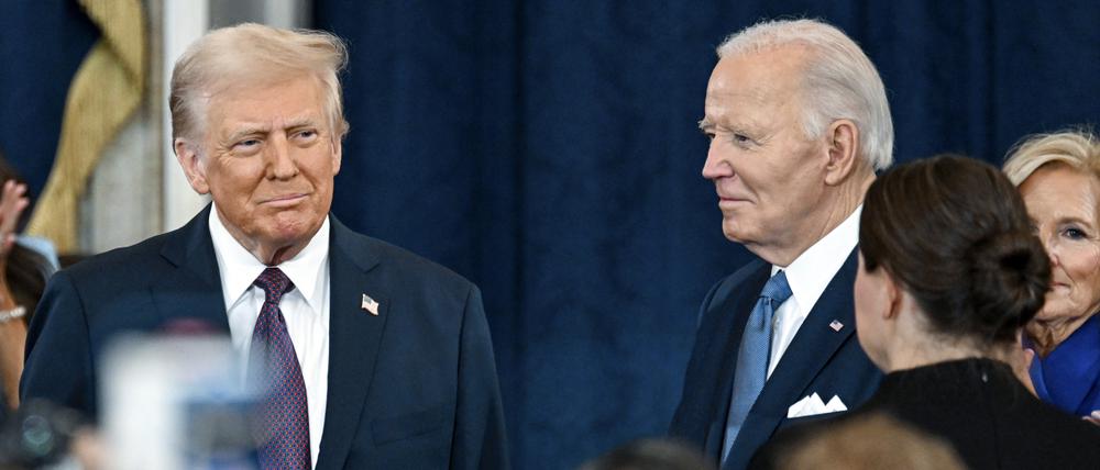 Der Präsident Donald Trump, links, und frühere Präsident Joe Biden treffen bei der 60. Amtseinführung des Präsidenten in der Rotunde des US-Kapitols in Washington ein.