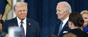 Der Präsident Donald Trump, links, und frühere Präsident Joe Biden treffen bei der 60. Amtseinführung des Präsidenten in der Rotunde des US-Kapitols in Washington ein.