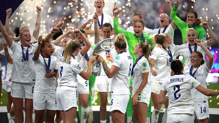Englands Frauen jubeln nach dem EM-Finale 2022