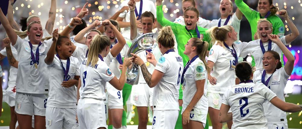 Englands Frauen jubeln nach dem EM-Finale 2022