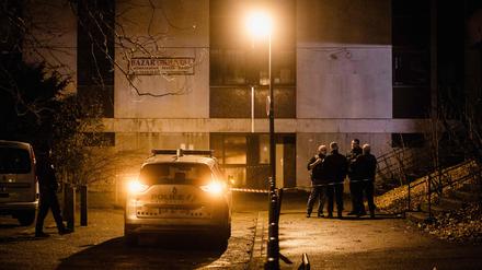 Polizisten stehen am 12. Februar 2025 in Grenoble in der Nähe des Explosionsortes in einer Bar, in der eine Granate geworfen wurde. 