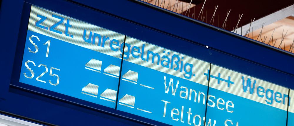 „z.Zt. unregelmäßig“ steht in Berlin auf einer Anzeigetafel am Bahnsteig Humboldthain. 