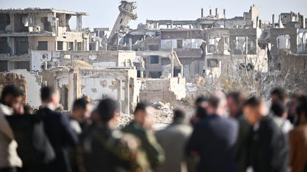 ARCHIV - 15.01.2025, Syrien, Damaskus: Eine Gruppe mit Svenja Schulze (SPD), Bundesministerin für wirtschaftliche Zusammenarbeit und Entwicklung, steht im Stadtteil Dschubar während eines Besuchs in Syrien. (zu dpa: «Wie weiter in Syrien? Gipfel in Paris sucht Weg für Übergang») Foto: Sebastian Gollnow/dpa +++ dpa-Bildfunk +++
