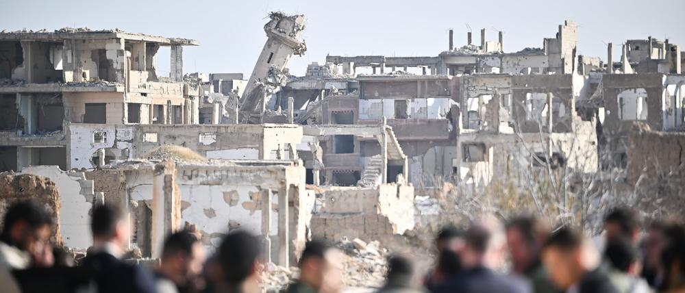 ARCHIV - 15.01.2025, Syrien, Damaskus: Eine Gruppe mit Svenja Schulze (SPD), Bundesministerin für wirtschaftliche Zusammenarbeit und Entwicklung, steht im Stadtteil Dschubar während eines Besuchs in Syrien. (zu dpa: «Wie weiter in Syrien? Gipfel in Paris sucht Weg für Übergang») Foto: Sebastian Gollnow/dpa +++ dpa-Bildfunk +++